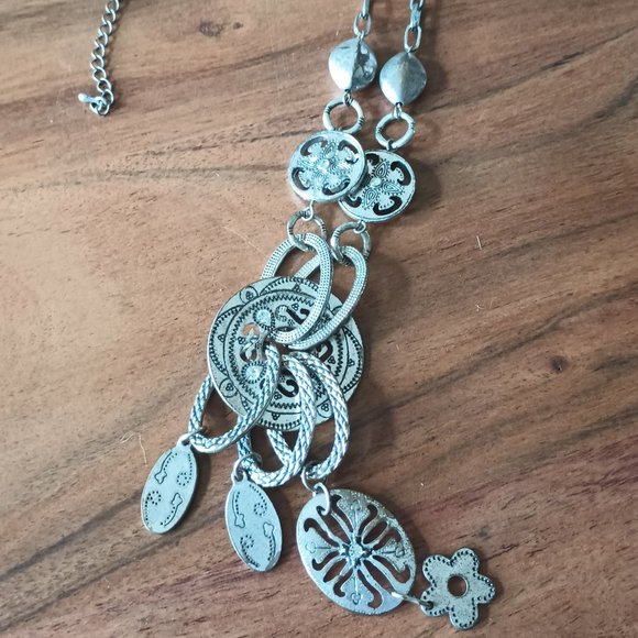 silver toned necklace - Picture 1 of 5